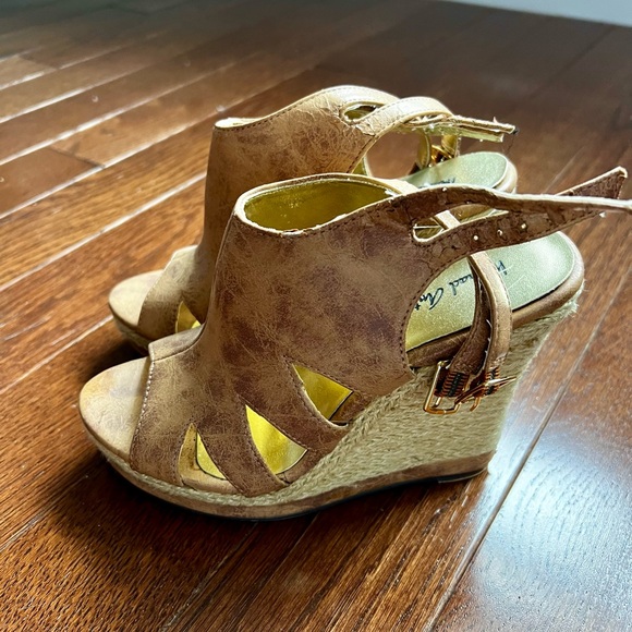 Michael Antonio Tan Wedges, Size 6 - Picture 2 of 4